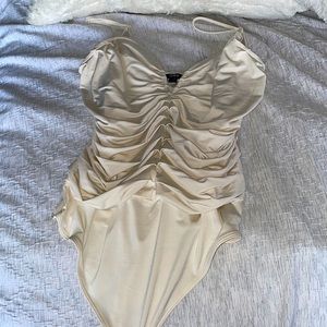 Express Body Contour Rutched Crème Body Suit. Size Large.